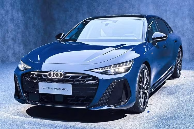 Ngoại thất Audi A6L 2026 gây ấn tượng với lưới tản nhiệt cỡ lớn, cụm đèn hậu hai tầng sắc sảo và tay nắm cửa dạng bán ẩn hiện đại. Đây được xem là “quân bài chiến lược” của Audi nhằm củng cố thị phần trong phân khúc xe sang đang ngày càng khốc liệt tại Trung Quốc.