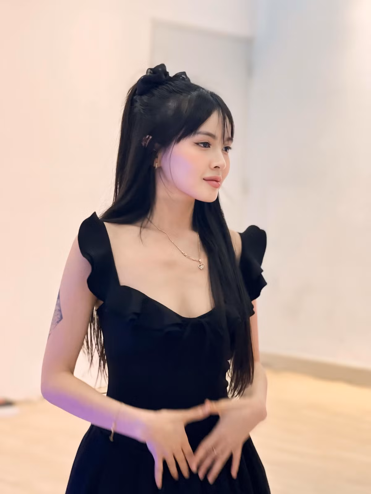 Trước đó, TikToker này cũng nhiều lần "gây bão" với các video tương tự. Điển hình như phải kể tới video hướng dẫn lắc hông cho "newbie", đạt 9,2 triệu vỉew, hay video hướng dẫn lắc hông "sexy như Xuân Ca" cũng đạt tới 6,1 triệu view...