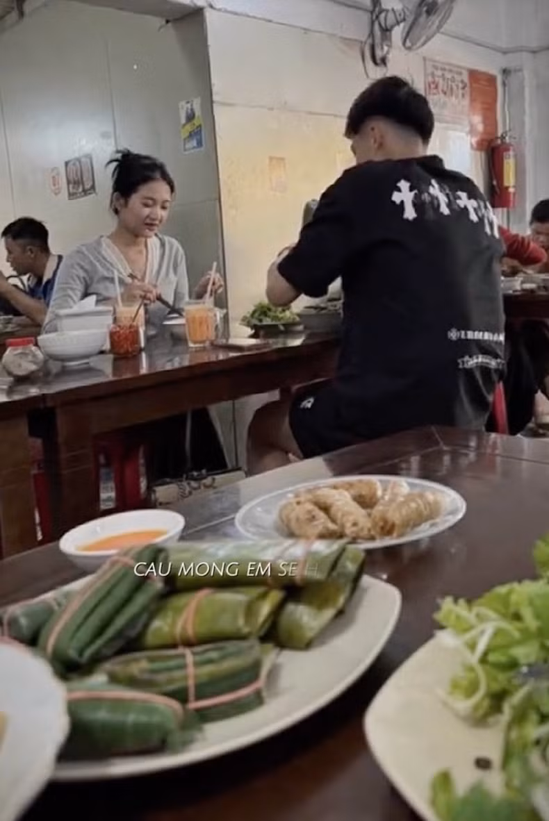 Tuy nhiên, chỉ sau thời gian ngắn, bức ảnh này đã bị xoá khỏi, càng khiến dân mạng đặt dấu hỏi lớn: "Có gì đó sai sai?".