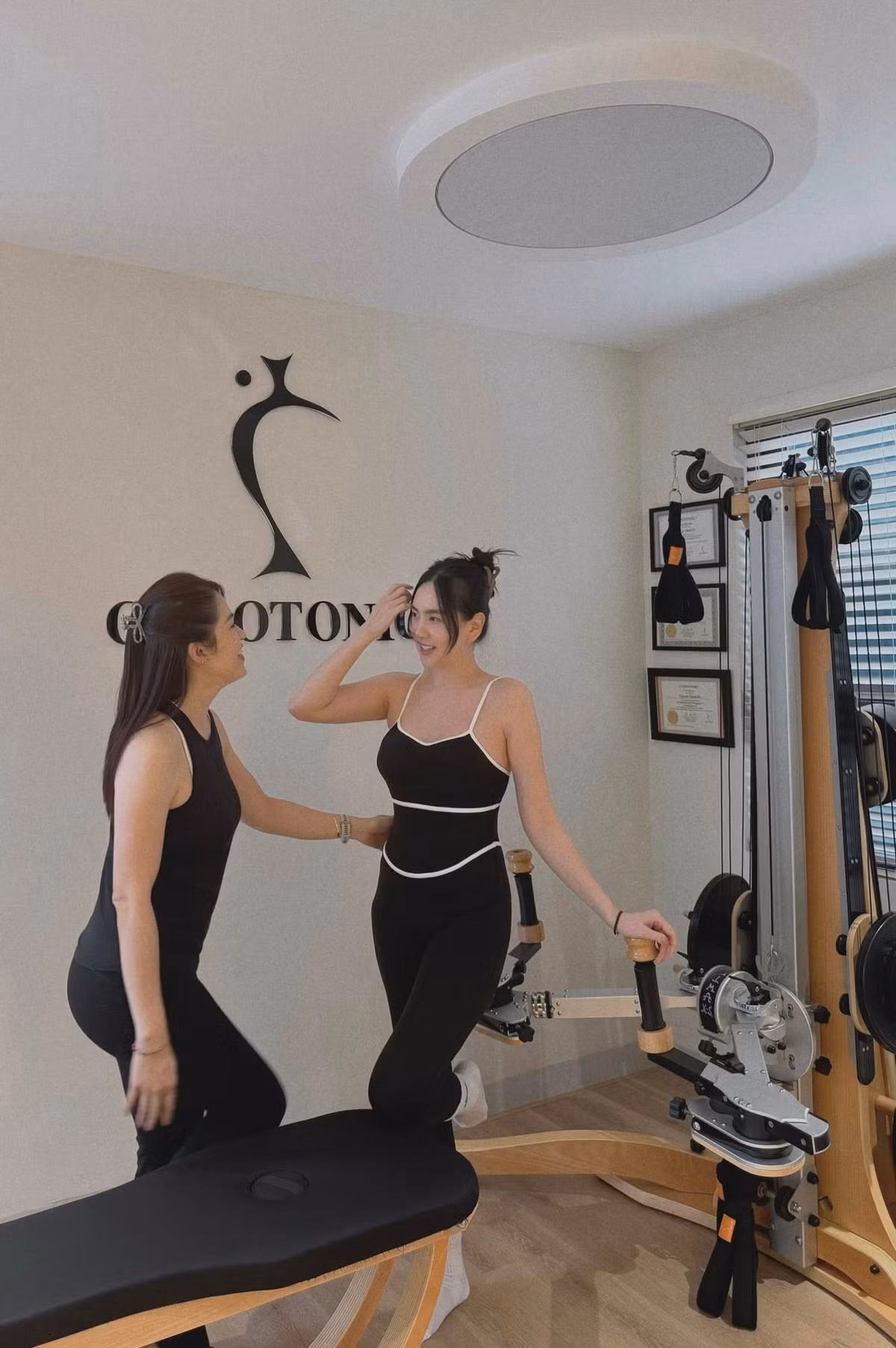 Diện bộ đồ tập ôm sát, Mai Ngọc khoe vòng eo gọn gàng, đôi chân săn chắc cùng vóc dáng đầy đặn nhưng vô cùng khỏe khoắn. Nhìn hình ảnh này, khó ai tin rằng cô vừa trải qua ca sinh mổ cách đây hơn 4 tháng.