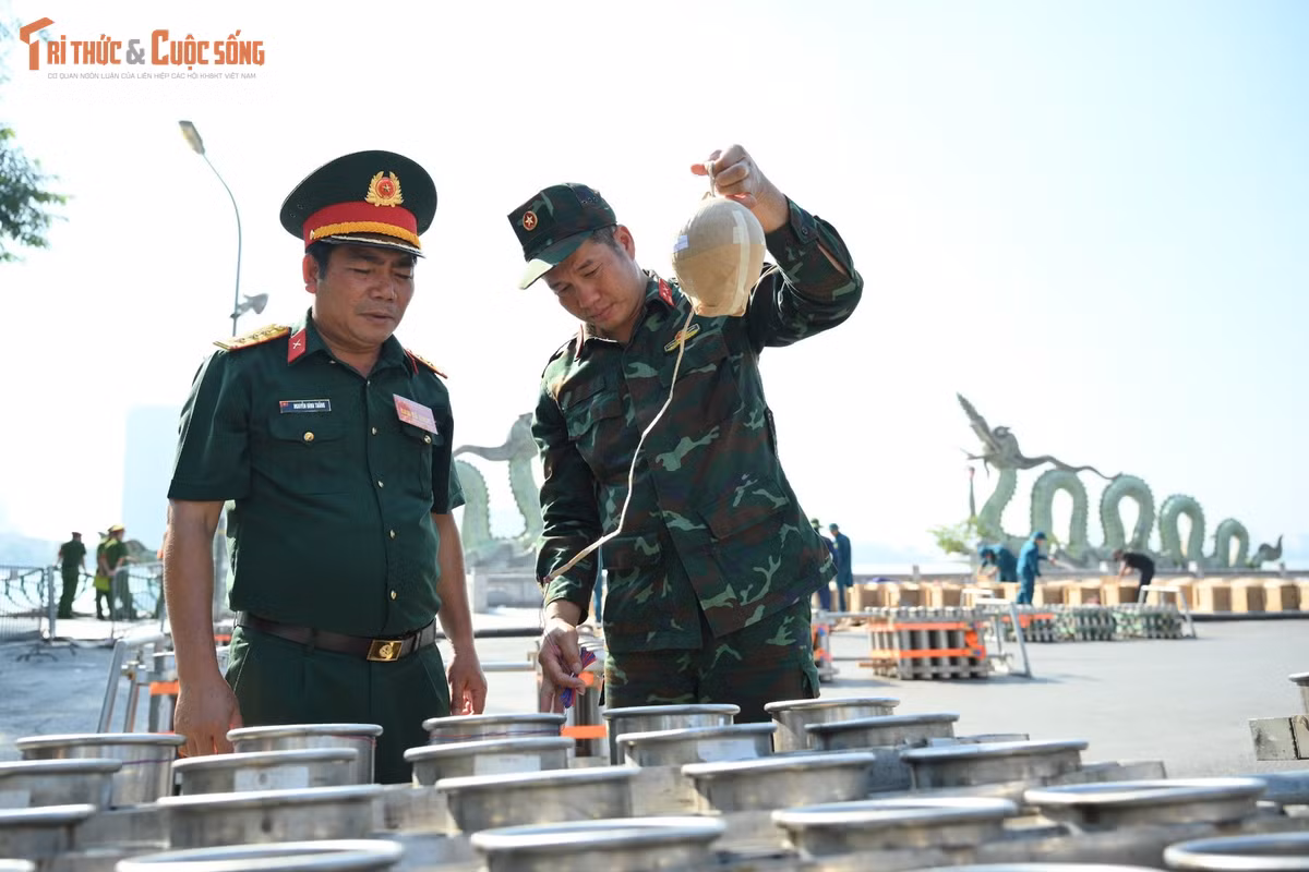 Thượng tá Nguyễn Đình Thắng, Chỉ Huy trưởng Ban Chỉ huy Quân sự phường Tây Hồ cho biết: “Thời điểm hiện tại, chúng tôi đã nhận đủ số lượng pháo hoa và triển khai lắp đặt. Trong quá trình triển khai, chúng tôi phối hợp chặt chẽ với các lực lượng chữa cháy, y tế…để bảo đảm an toàn tuyệt đối”.