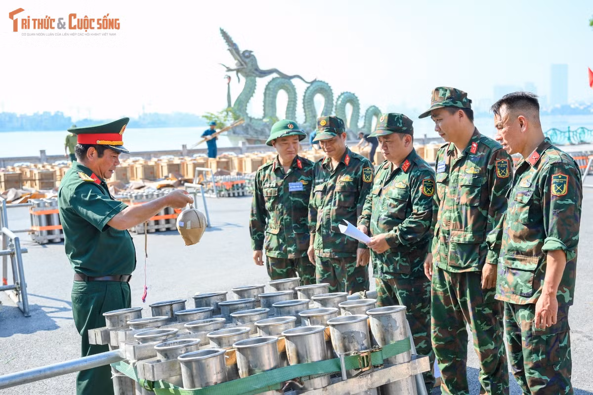 Sáng 2-9, việc triển khai lắp đặt trận địa pháo hoa ở khu vực Vườn hoa Lạc Long Quân được các cán bộ, chiến sĩ Ban Chỉ huy Quân sự phường Tây Hồ cũng các đơn vị liên quan thực hiện khẩn trương.