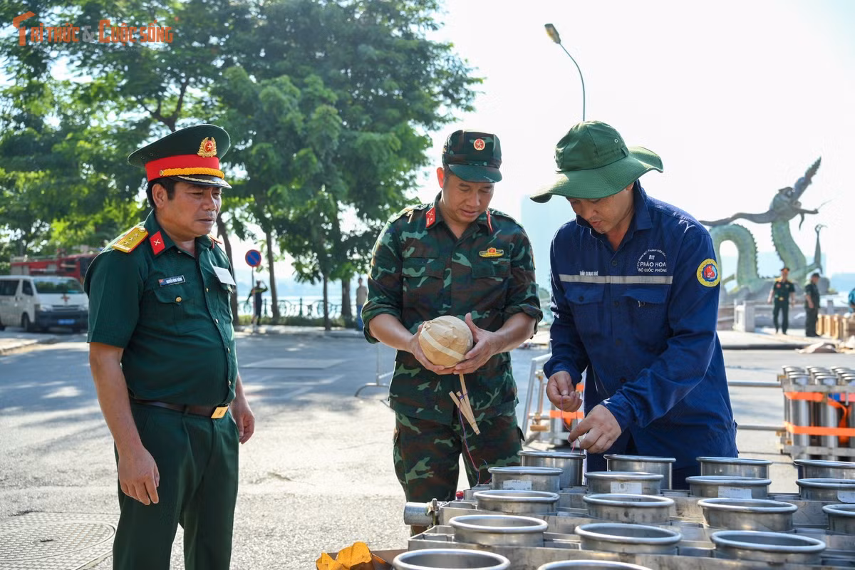 Cán bộ Công ty TNHH MTV Nhà máy Hóa chất 21 (Bộ Quốc phòng) luôn túc trực để hỗ trợ, kiểm tra pháo hoa.