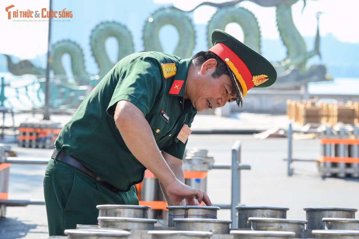 Giàn pháo hoa tầm cao đã hoàn thành việc lắp đặt.