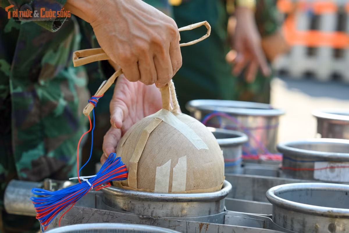 Cán bộ, chiến sĩ lắp đặt giàn pháo hoa tầm cao.