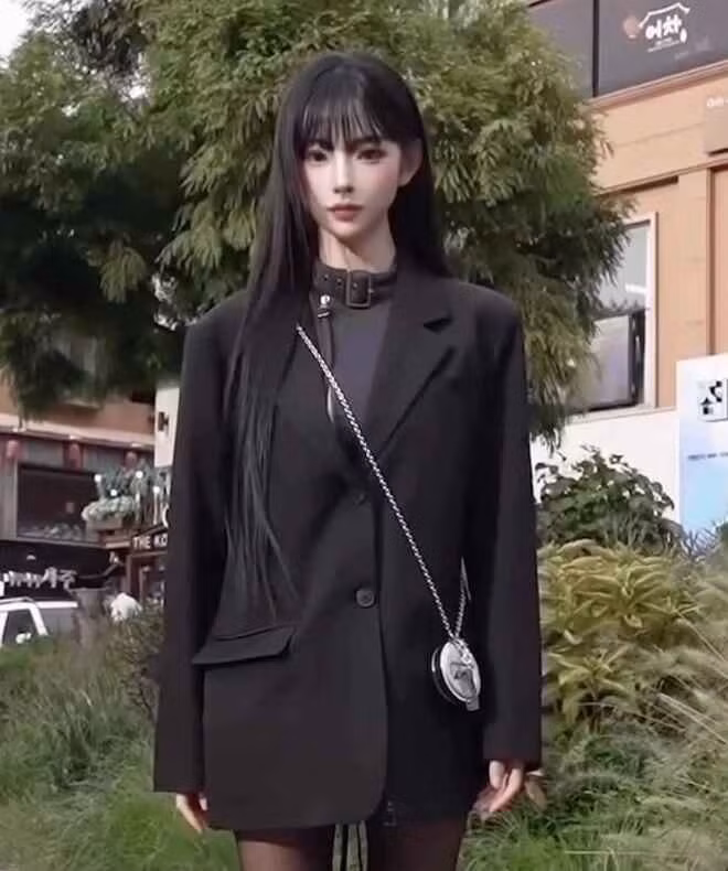 Theo Koreaboo, nhiều dân mạng so sánh Kwon với thành viên Karina của nhóm nhạc aespa hay thậm chí gọi cô với biệt danh "hot girl AI".