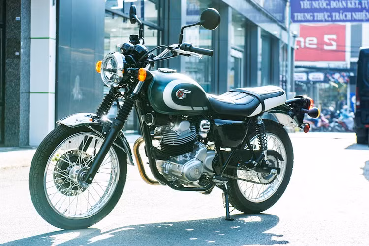 Tại thị trường xe máy Việt Nam, mẫu xe môtô Kawasaki W230 nằm trên "người đồng hương" Honda CB350 H’ness 350 cc đang bán chính hãng với mức giá 129,9 triệu đồng. Cả hai đều sở hữu thiết kế hoài cổ và phân khối vừa cho người mới.