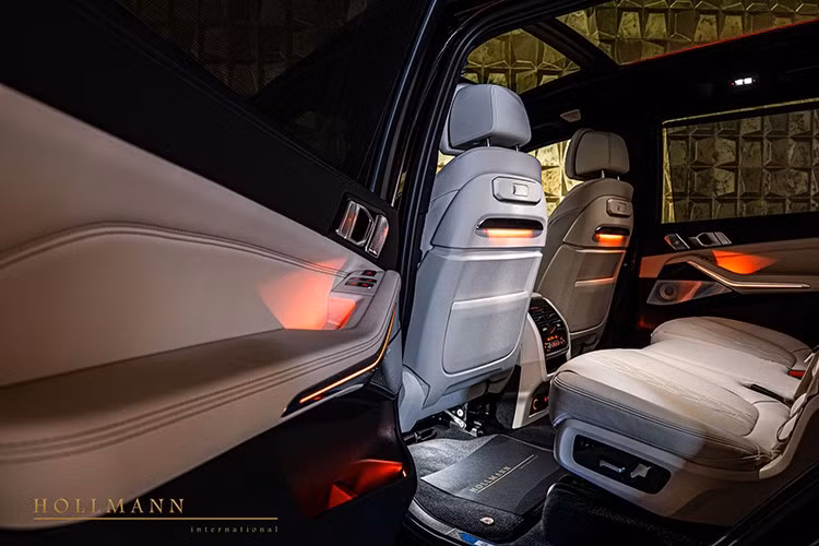 Chiếc Alpina XB7 trong bài sở hữu ngoại thất màu đen Sapphire và cabin màu trắng ngà. Xe cũng được trang bị bộ mâm đúc 23 inch với thiết kế đặc trưng của Alpina, lớp sơn phủ piano với logo màu bạc, nhiều chi tiết Alpina cả trong lẫn ngoài, chế độ Sport+, hệ thống treo thể thao, vô lăng Lavalina, bệ cửa chiếu sáng, cửa sổ trời toàn cảnh bằng kính và hệ thống âm thanh cao cấp Bowers &amp; Wilkins.