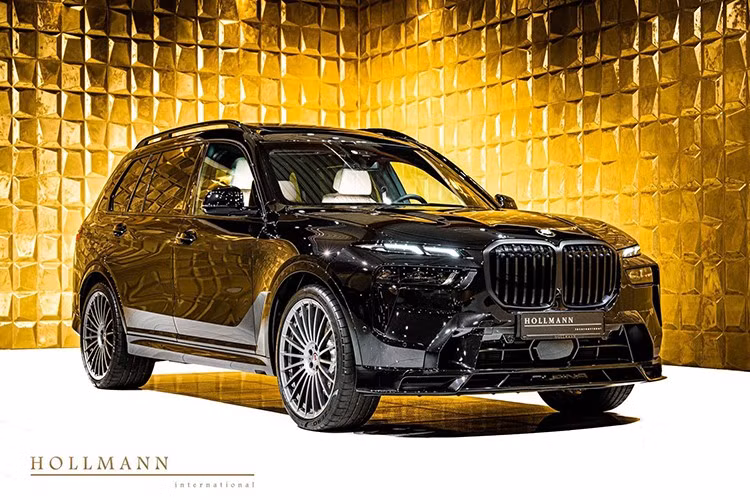 BMW chắc chắn đã mất thời gian để đưa ra một đối thủ cạnh tranh với Mercedes-Benz GLS (trước đây gọi là GL), nhưng cuối cùng hãng đã bước vào phân khúc này cách đây 7 năm với chiếc X7 đầu tiên. Mẫu SUV chủ lực của thương hiệu này đã đi vào sản xuất vào tháng 12/2018 và chính thức ra mắt tại Mỹ.