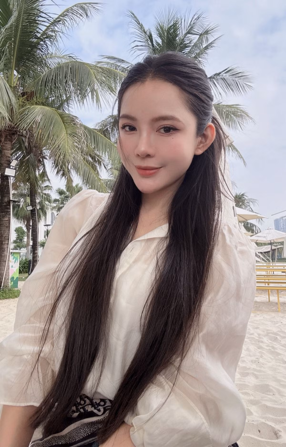 Hình ảnh ấy khiến nhiều khán giả không khỏi nhận xét rằng Tú Linh gần như “bị thời gian bỏ quên”, bởi nhan sắc trẻ trung, vóc dáng gọn gàng dù đã là mẹ của hai nhóc tỳ.