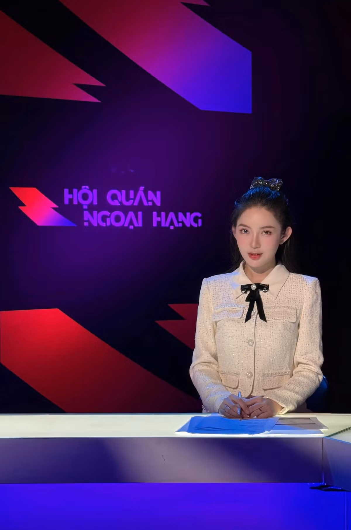 Khoảnh khắc Tú Linh đón sinh nhật bên chiếc bánh nhỏ, trong chiếc váy trắng tinh khôi, tiếp tục “ghi điểm” với người hâm mộ. Dưới ánh nến lung linh, nữ MC nở nụ cười hạnh phúc, đôi tay khẽ che miệng đầy xúc động.