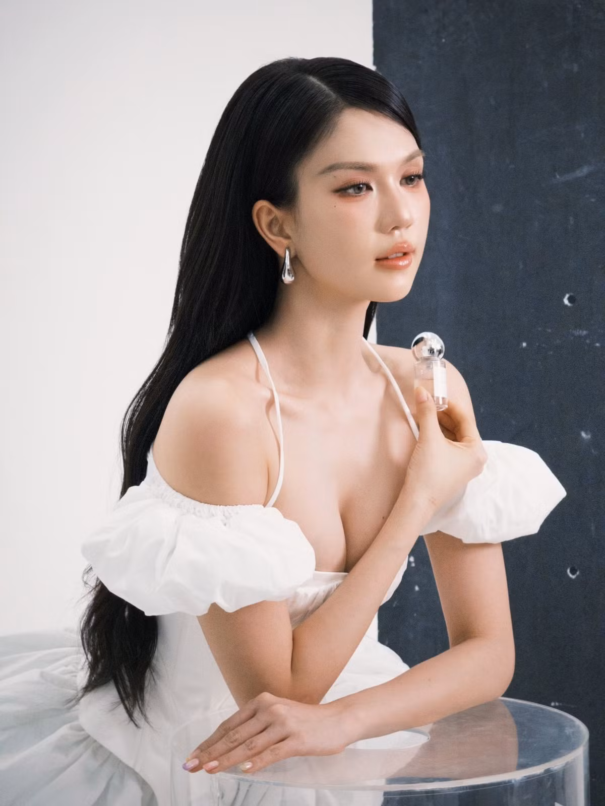 Chính sự linh hoạt, khéo này giúp Ngọc Trinh giữ vững sức hút khó phai, trở thành một trong những cái tên được săn đón nhất nhì trong showbiz Việt.