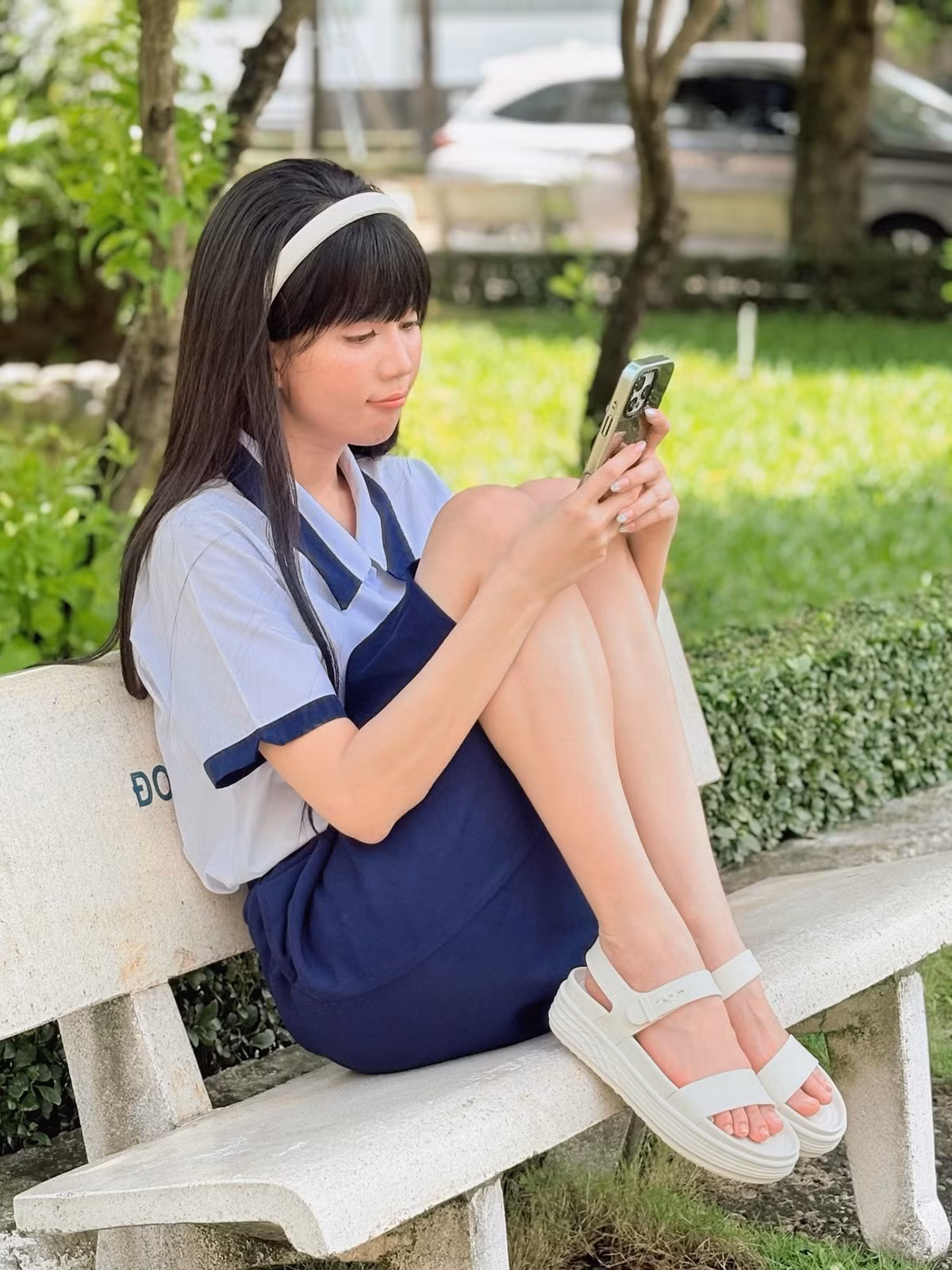 Hình ảnh "nữ hoàng nội y" ngồi trên ghế đá, e ấp hay đeo cặp, ôm sách vở đã gợi lại bao kỷ niệm thời học trò.