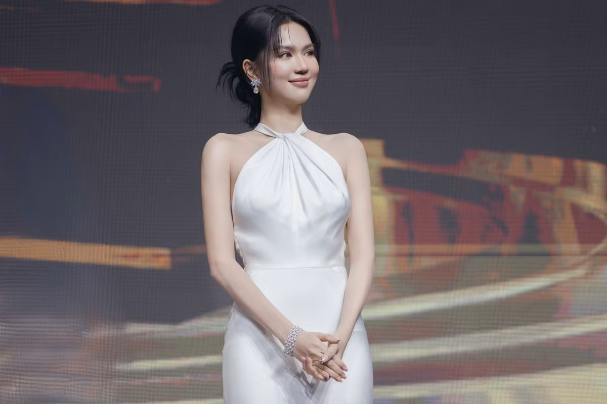 Làn da căng bóng, mịn màng không tì vết cùng vóc dáng thon gọn đã giúp Ngọc Trinh hoàn toàn thuyết phục người xem với hình tượng mới.