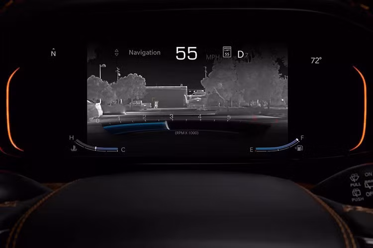 Grand Wagoneer cũng được trang bị hệ thống thông tin giải trí Uconnect5 12 inch lớn hơn, thay thế màn hình 10,1 inch trước đây vốn là trang bị tiêu chuẩn trên Wagoneer.