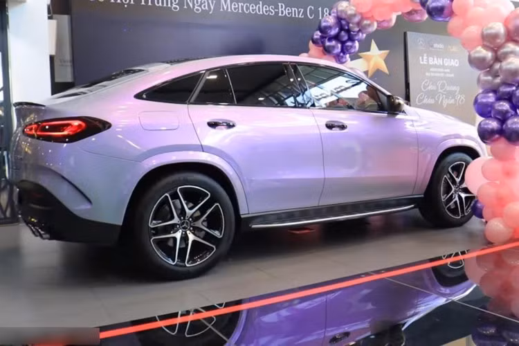 Mercedes-AMG GLE 53 4Matic+ Coupe được trang bị động cơ 6 xi-lanh thẳng hàng, sản sinh công suất tối đa 435 mã lực và mô-men xoắn cực đại lên tới 520 Nm. Không chỉ vậy, khối động cơ này còn được tích hợp công nghệ EQ Boost gồm 1 mô-tơ điện và 1 máy phát điện, được đặt giữa động cơ và hộp số, cung cấp thêm cho xe 22 mã lực và 250 Nm.