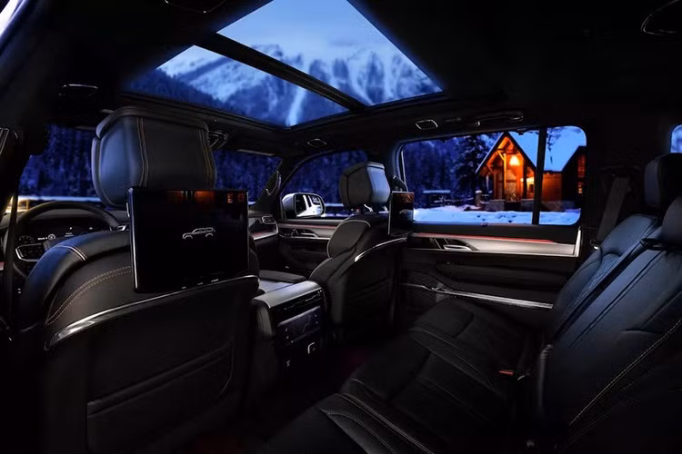 Đáng chú ý nhất là một phiên bản hybrid mở rộng phạm vi hoàn toàn mới, được gọi là Grand Wagoneer REEV.