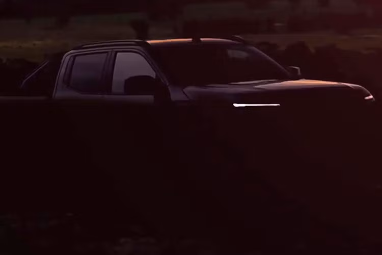 Nissan Navara 2026 đánh dấu bước chuyển mình mạnh mẽ về cả thiết kế lẫn nền tảng kỹ thuật. Dù chưa công bố nhiều thông tin chi tiết, Nissan xác nhận rằng mẫu bán tải mới sẽ kết hợp các yếu tố thiết kế đặc trưng từ các thế hệ trước với công nghệ hiện đại và khả năng vận hành phù hợp với nhu cầu người dùng hiện nay.