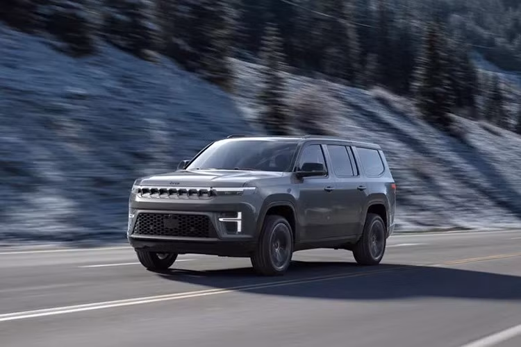 Khi Cadillac Escalade và Lincoln Navigator ra đời từ năm 1963, Jeep Grand Wagoneer đã thống trị tuyệt đối trong phân khúc SUV hạng sang cỡ lớn. Với lịch sử này và sự thúc đẩy của Jeep, Stellantis đã nghĩ rằng hãng sẽ thành công với Jeep Wagoneer thế hệ mới khi đưa mẫu xe này trở lại vào năm 2021.