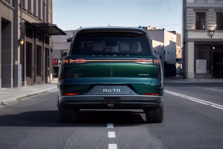 Phiên bản dẫn động bốn bánh hứa hẹn khả năng tăng tốc 0-100 km/h chỉ trong 5 giây, thông số động cơ điện hiện vẫn được Chery giữ kín. Khoang lái trang bị màn hình giải trí và điều khiển trung tâm 30 inch độ phân giải 6K tích hợp trợ lý giọng nói AI, cùng bảng đồng hồ đặt sau vô-lăng hai chấu đáy phẳng.