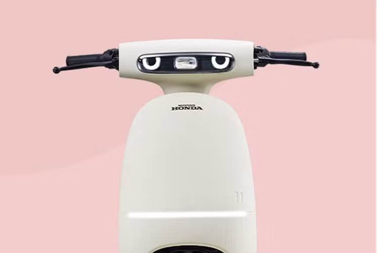 Thiết kế tổng thể của xe khá tinh giản. Cụm đèn pha và xi-nhan sử dụng công nghệ LED kết hợp thấu kính, giúp đảm bảo khả năng chiếu sáng tốt khi vận hành ban đêm.