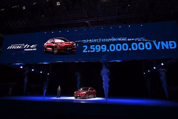 Tại Việt Nam, Ford Mustang Mach-E chỉ có 1 phiên bản là Premium AWD và giá bán 2,599 tỷ đồng. Với 300 khách hàng tiên phong, mức ưu đãi là 2,499 tỷ đồng. Khách hàng còn được tặng kèm bộ sạc di động theo xe, bộ sạc treo tường (wallbox) và miễn phí công lắp đặt. Xe sẽ chính thức được bàn giao tới tay khách hàng Việt Nam từ cuối tháng 9/2025.