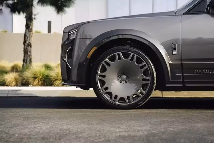 ChBrabus 700 Cullinan Series II sử dụng bộ vành đúc Monoblock M “Platinum Edition”, mỗi vành đường kính 24 inch. Hoàn thiện với màu “Cascade Gray” cùng mặt vành dạng đĩa đen, bộ vành được bọc trong lốp 295/30 phía trước và lốp 355/25 phía sau.