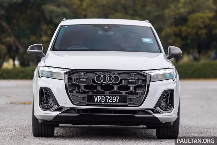 Ngoài ra, Audi Q7 2025 CKD tại Malaysia có 4 tùy chọn màu sơn: xanh Waitomo, xám Daytona, đen Mythos và trắng Glacier.
