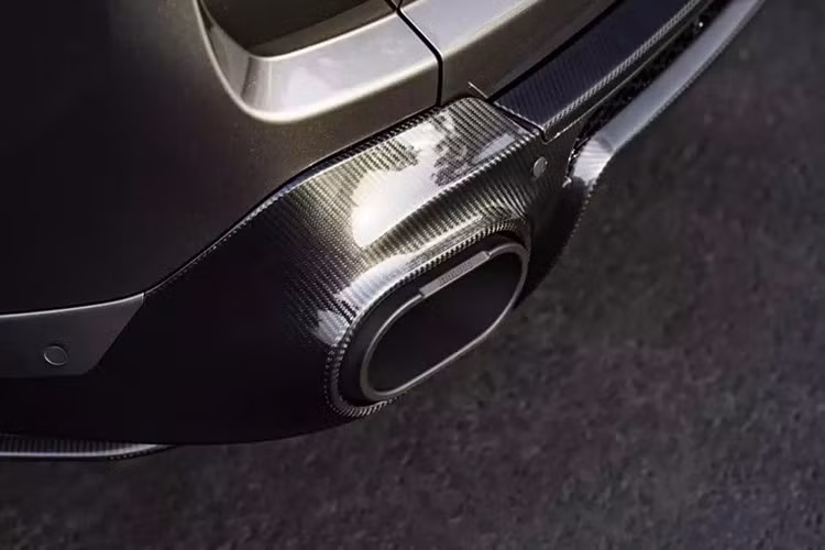 Nền tảng của sự lột xác này chính là ý tưởng thân rộng Widestar, một bộ sưu tập các nâng cấp thân xe được chế tác thủ công hoàn toàn từ sợi carbon cấu trúc lộ thiên bóng loáng. Được hoàn thiện với màu sơn xám Cascade đặc biệt và kết hợp với các điểm nhấn carbon tương phản, vẻ ngoài của chiếc xe mang đậm chất xe hơi cao cấp - một cỗ máy vừa thể hiện đẳng cấpvừa thể hiện tốc độ.