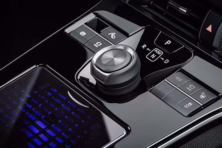 Xe được trang bị hai sạc không dây, cổng USB-C cho cả hai hàng ghế, ghế bọc da tổng hợp với tính năng sưởi – làm mát ở hàng ghế trước và sưởi cho hàng ghế sau. Ghế lái chỉnh điện 8 hướng tích hợp nhớ vị trí mang lại sự tiện lợi trong quá trình sử dụng.