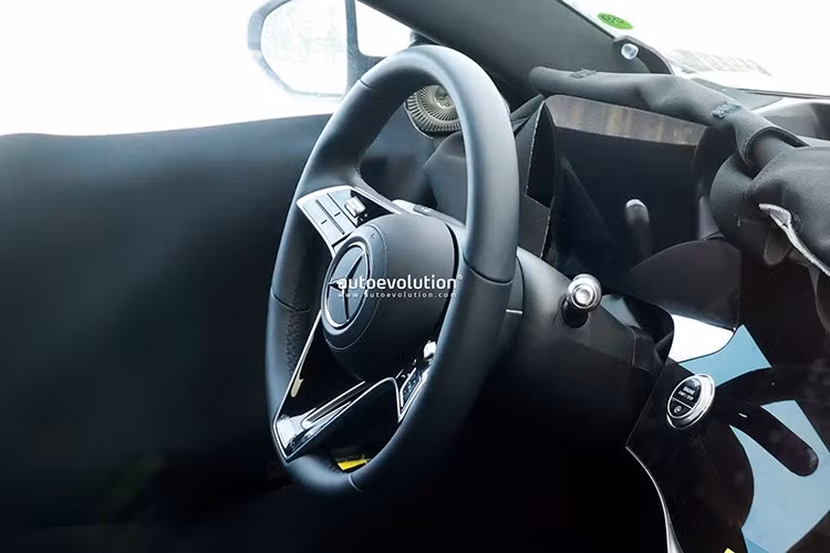 Đèn hậu mới của xe cũng tích hợp ngôi sao LED ba cánh hơn, cũng như cản trước và lưới tản nhiệt mới. Lưới tản nhiệt dường như được lấy cảm hứng từ Mercedes-Benz GLC EQ mới, kéo dài xuống tận cản trước tương tự như trên mẫu xe concept Mercedes-Benz Vision Iconic.