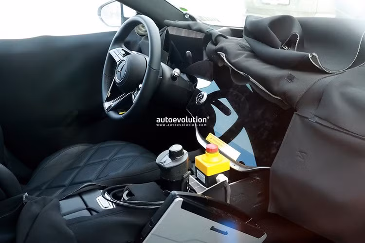 So với S-Class facelift sắp ra mắt, những chiếc robotaxi có cảm biến LiDAR gắn trên nóc xe cùng với camera bên hông được bố trí trên vòm bánh trước. Có thể thấy trên những chiếc xe thử nghiệm, Mercedes-Benz S-Class 2026 sẽ có đèn pha được thiết kế lại với hai ngôi sao LED trong mỗi cụm.