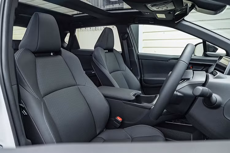 Về trang bị an toàn, bZ4X sở hữu gói Toyota Safety Sense với các tính năng như: cảnh báo tiền va chạm, đèn pha tự động và thích ứng, hỗ trợ giữ làn, cảnh báo lệch làn, ga tự động thích ứng, cảnh báo điểm mù và hệ thống camera toàn cảnh 360 độ. Những công nghệ này giúp tăng cường khả năng kiểm soát xe và đảm bảo an toàn tối đa cho người sử dụng.