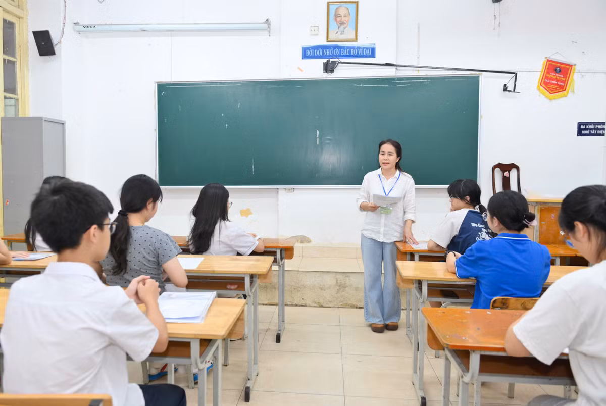 Sau khi ổn định vị trí, các giám thị phổ biến cho các thí sinh về quy chế thi.