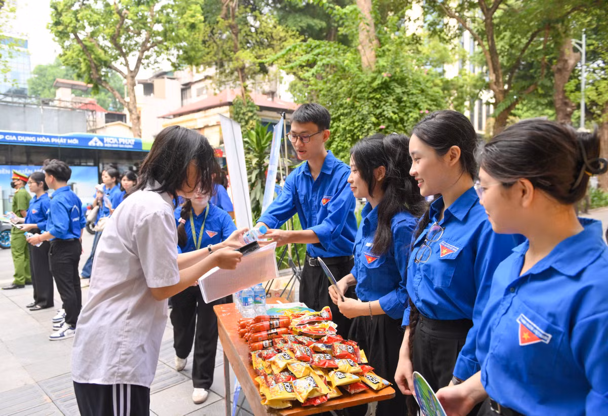Sáng nay (29/05/2026) các điểm thi lớp 10 đã tiến hành phổ biến quy chế thi cho thí sinh, đồng thời thông báo bảng ghi tên dự thi để các em kiểm tra, báo cáo sai sót nếu có…