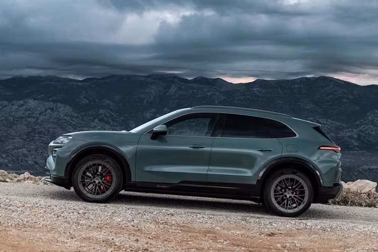 Ngoài ra, lần đầu tiên Hệ thống Kiểm soát Khung gầm Chủ động Toàn thời gian Porsche Active Ride được tùy chọn trên mẫu xe SUV chủ lực. Vốn đã quen thuộc trên các dòng sedan thể thao của Porsche và nay được tối ưu hóa cho Cayenne, hệ thống treo chủ động này giúp kiểm soát gần như hoàn toàn dao động thân xe, đảm bảo sự ổn định vượt trội, tính khí động học và sự thoải mái tối ưu.