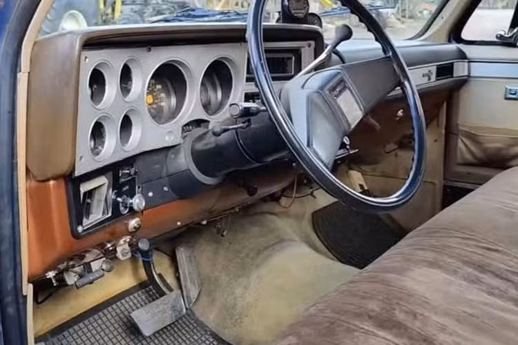 Bên trong cabin, chiếc xe bán tải Chevrolet V8 chạy bằng củi này vẫn giữ thiết kế gần như nguyên bản, chỉ bổ sung thêm một số đồng hồ đo và nút điều khiển phục vụ hệ thống mới.