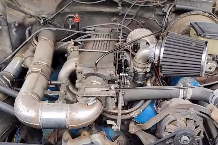 Mức tiêu thụ trung bình vào khoảng 36,7 kg gỗ cho mỗi 96 km. Ngoài ra, người lái phải dừng xe để tiếp thêm nhiên liệu sau khoảng 69 km, do dung tích buồng đốt hạn chế.
