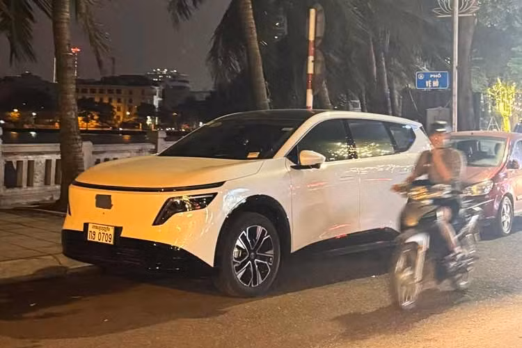 Trước đó, vào năm 2023, hãng xe Nissan từng trình làng mẫu concept Arizon. Nhiều chi tiết trên NX8 được cho là phát triển từ mẫu ý tưởng này. Tại Trung Quốc, mẫu xe được bán dưới tên NX8 2026 với hai cấu hình: thuần điện (BEV) và xe điện mở rộng phạm vi (EREV). Hiện vẫn chưa có thông tin chính thức về nguồn gốc của hai chiếc xe SUV nhà Nissan xuất hiện tại Việt Nam.