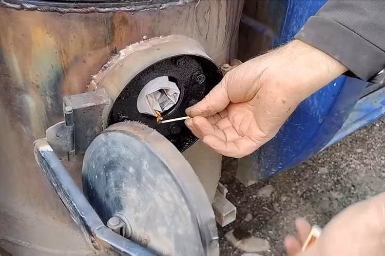 Hệ thống khí hóa được lắp phía sau cabin, bao gồm buồng đốt, bộ lọc và hệ thống làm mát. Gỗ được đốt để tạo ra hỗn hợp khí gồm carbon monoxide và hydro. Khí này sau đó được lọc sạch tạp chất, làm mát và đưa vào động cơ thông qua bộ trộn.