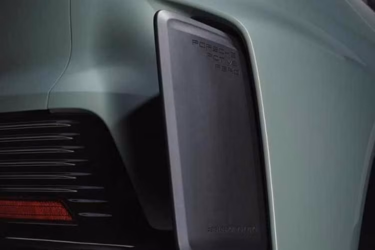 Xe sử dụng nền tảng điện áp 800V cùng bộ pin dung lượng 113 kWh, tích hợp hệ thống làm mát hai mặt nhằm tối ưu hiệu suất vận hành và khả năng sạc. Ngoài ra, hệ thống thu hồi năng lượng đạt mức tối đa 600 kW, cho phép đảm nhận phần lớn quá trình phanh trong điều kiện sử dụng thông thường. Khả năng vận hành linh hoạt của Cayenne thuần điện phần lớn nhờ hệ khung gầm.