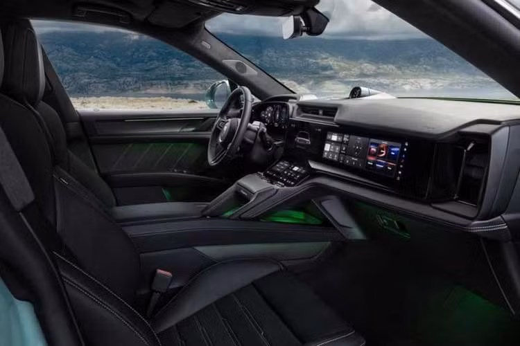 Cayenne thuần điện tại VIệt Nam dự kiến sẽ được giới thiệu với ba phiên bản gồm Cayenne, Cayenne S và Cayenne Turbo. Trong đó, phiên bản Turbo sở hữu công suất tối đa lên tới 850 kW (tương đương 1.156 PS), tăng tốc từ 0–100 km/h trong 2,5 giây và đạt tốc độ tối đa 260 km/h. Đây được xem là mẫu xe thương mại mạnh nhất từng được Porsche sản xuất.