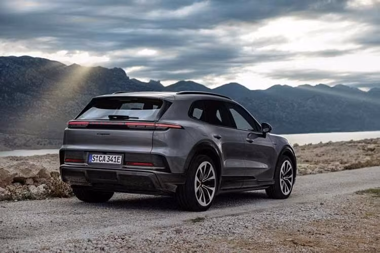 Mức giá bán của Porsche Cayenne EV 2026 tại thị trường Việt Nam lần lượt là 4,72 tỷ cho bản tiêu chuẩn, 4,93 tỷ với Cayenne S EV. Phiên bản cao cấp nhất là Turbo có giá 6,32 tỷ đồng, chưa bao gồm gói cá nhân hóa thông qua chương trình Porsche Exclusive Manufaktur.