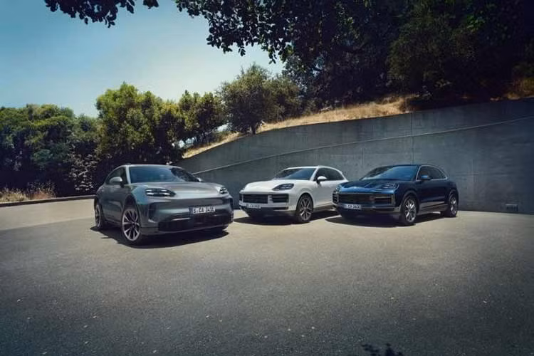 Mẫu xe SUV Porsch Cayenne thuần điện vừa được thông báo nhận đặt cọc và sẽ ra mắt thị trường Việt trong thời gian tới. Đây sẽ là sản phẩm thuần điện tiếp theo được Porsche mở bán tại Việt Nam, sau Macan EV và Taycan. Trước đó, mẫu xe đã xuất hiện tại triển lãm ôtô Bangkok (Thái Lan), sẵn sàng ra mắt các quốc gia Đông Nam Á từ cuối tháng 3/2026.