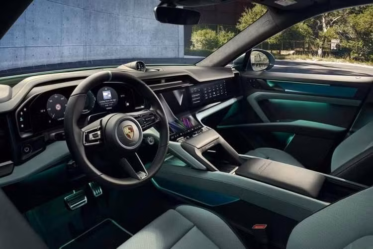 Không gian nội thất được nâng cấp theo hướng số hóa với hệ thống Porsche Driver Experience thế hệ mới. Xe được trang bị cụm màn hình OLED cỡ lớn, màn hình hiển thị kính lái tích hợp công nghệ thực tế tăng cường và giao diện điều khiển kỹ thuật số mới. Đồng thời, Porsche vẫn duy trì một số nút bấm vật lý cho các chức năng cơ bản nhằm đảm bảo tính tiện dụng.