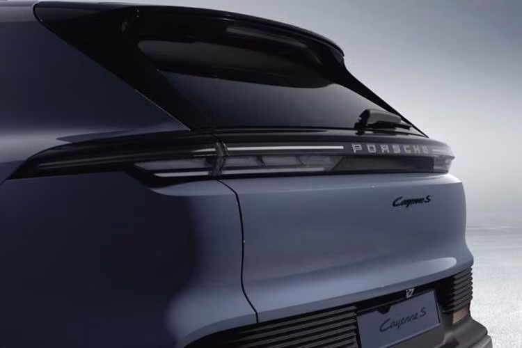 Hệ thống Treo khí nén Chủ Động của Porsche (PASM) là trang bị tiêu chuẩn trên tất cả phiên bản. Phiên bản Turbo và S còn được tích hợp Hệ thống Điều phối Lực kéo Vector Cao cấp của Porsche (PTV Plus) cùng bộ vi sai chống trượt cầu sau. Tất cả phiên bản đều có tùy chọn hệ thống đánh lái trục sau, cho phép bánh sau xoay tối đa 5 độ.