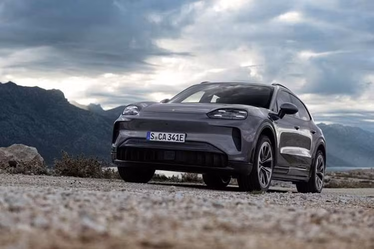 Thiết kế của Cayenne thuần điện vẫn giữ các đặc trưng quen thuộc của Porsche, kết hợp với ngôn ngữ thiết kế mới nhằm tối ưu khí động học. Hệ số cản gió của xe đạt 0,25, thuộc nhóm thấp trong phân khúc SUV. Các chi tiết như cánh gió chủ động, gầm xe tối ưu và bộ khuếch tán phía sau góp phần cải thiện hiệu quả vận hành.