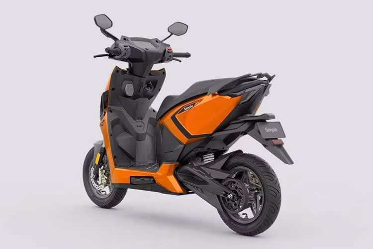 Các thông số thực tế cho thấy xe máy điện Simple Ultra có khoảng sáng gầm 172 mm, trọng lượng 139 kg, cốp chứa đồ dung tích 26 lít và khả năng lội nước lên tới 300 mm, phù hợp với điều kiện đường phố đô thị.
