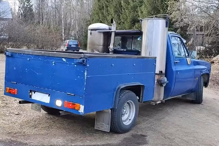 Xe sử dụng hệ thống khí hóa để biến gỗ hoặc các vật liệu tương tự thành khí dễ cháy, từ đó vận hành động cơ đốt trong. Ngày nay, công nghệ này hiếm khi được áp dụng trong thực tế. Tuy nhiên, một chủ xe bán tải Chevrolet tại Phần Lan đã phục dựng lại giải pháp này như một dự án cá nhân.