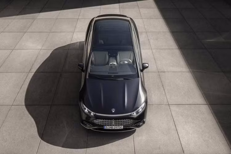 Bên cạnh pin mới, Mercedes-Benz cũng trang bị mô-tơ điện mới cho toàn bộ các phiên bản của dòng EQS. Công suất tối đa của EQS 400 đạt 362 mã lực (270 kW) và EQS 500 4Matic là 469 mã lực (350 kW). Trong khi đó, EQS 580 4Matic sở hữu công suất tối đa 577 mã lực (430 kW) và mô-men xoắn cực đại 800 Nm.